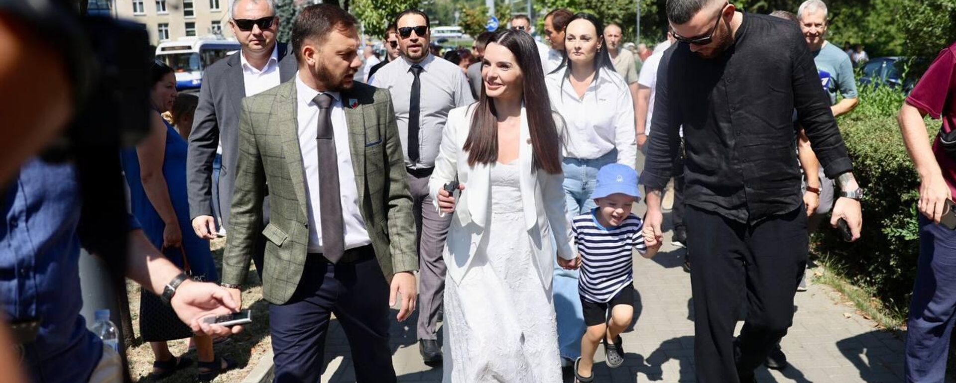 Evghenia Gutsul cùng con trai và chồng sau phiên tòa - Sputnik Việt Nam, 1920, 05.08.2025