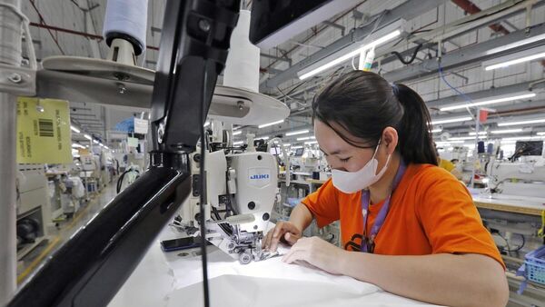 Sản xuất quần áo xuất khẩu sang thị trường Hoa Kỳ tại Công ty may TAL Vĩnh Phúc. - Sputnik Việt Nam