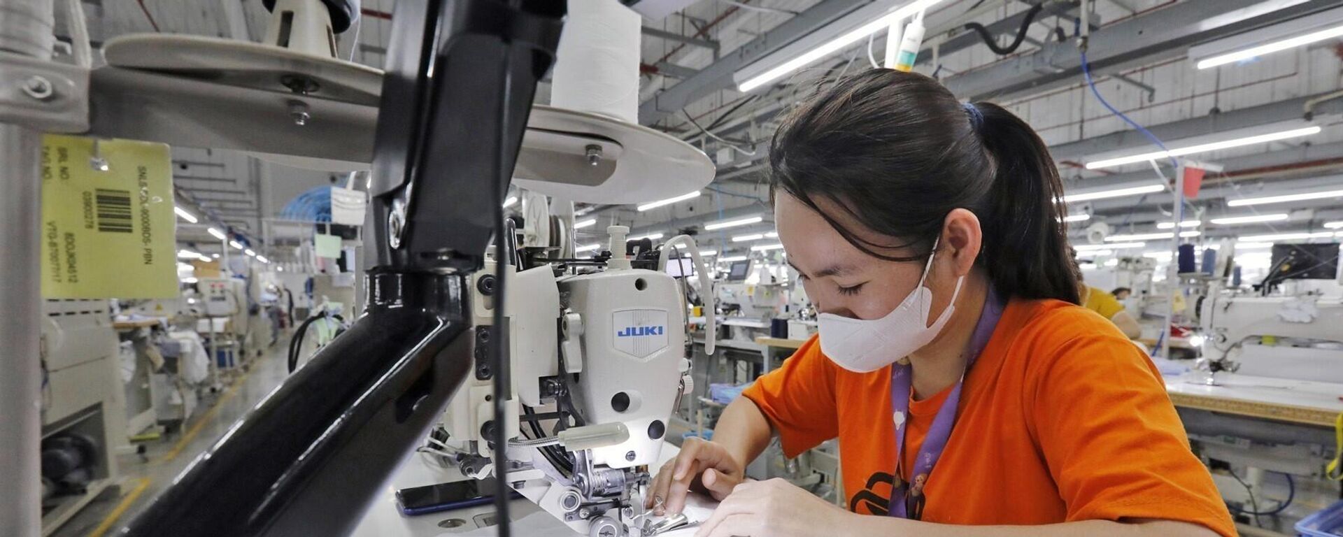 Sản xuất quần áo xuất khẩu sang thị trường Hoa Kỳ tại Công ty may TAL Vĩnh Phúc. - Sputnik Việt Nam, 1920, 08.08.2025