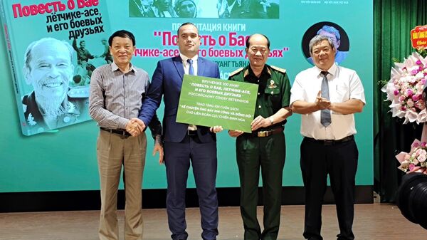 Một số hoạt động tại buổi lễ ra mắt sách Kể chuyện phi công Bảy và đồng đội” của nhà văn Nguyễn Quang Chánh  - Sputnik Việt Nam
