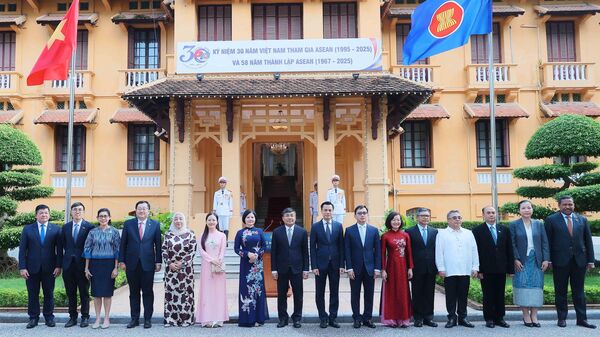  Lễ thượng cờ kỷ niệm 58 năm Ngày thành lập ASEAN - Sputnik Việt Nam