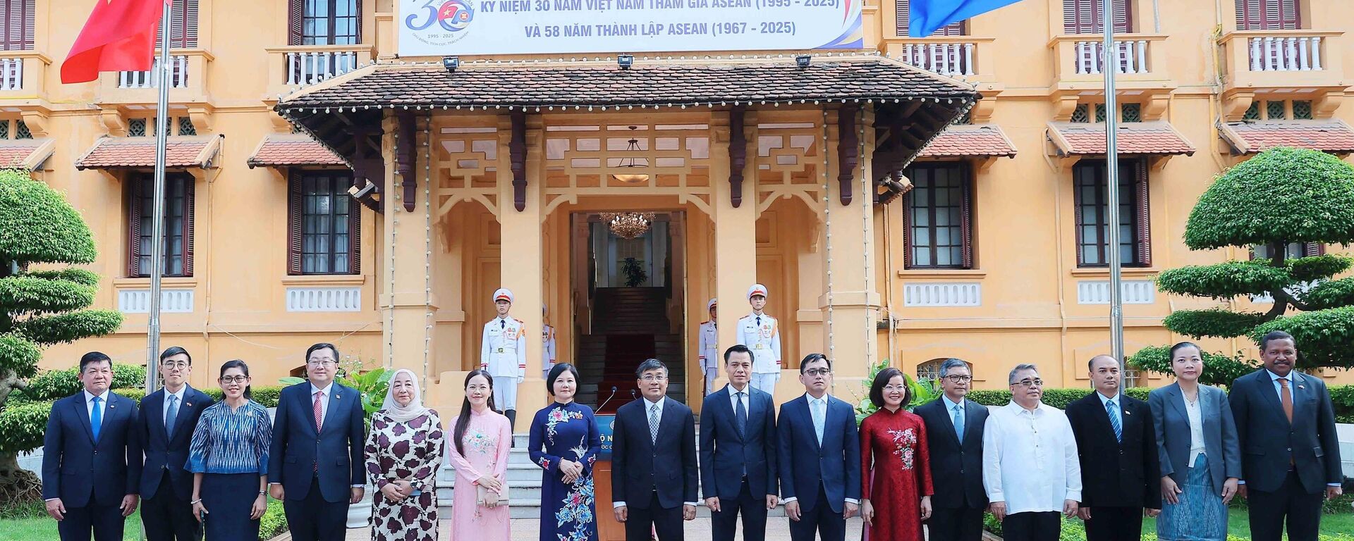  Lễ thượng cờ kỷ niệm 58 năm Ngày thành lập ASEAN - Sputnik Việt Nam, 1920, 08.08.2025