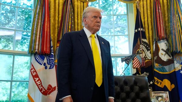 Tổng thống Hoa Kỳ Donald Trump gặp gỡ các phóng viên tại Phòng Bầu dục của Nhà Trắng (ngày 7 tháng 8 năm 2025), Washington - Sputnik Việt Nam