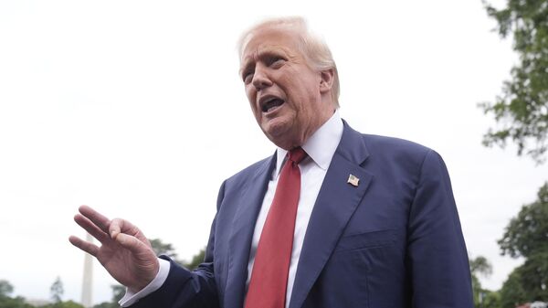 Tổng thống Donald Trump trò chuyện với phóng viên ở khu South Lawn (Nhà Trắng) trước khi lên máy bay Marine One để đến Căn cứ Andrews (Maryland). Washington, thứ Sáu, ngày 1 tháng 8 năm 2025. - Sputnik Việt Nam