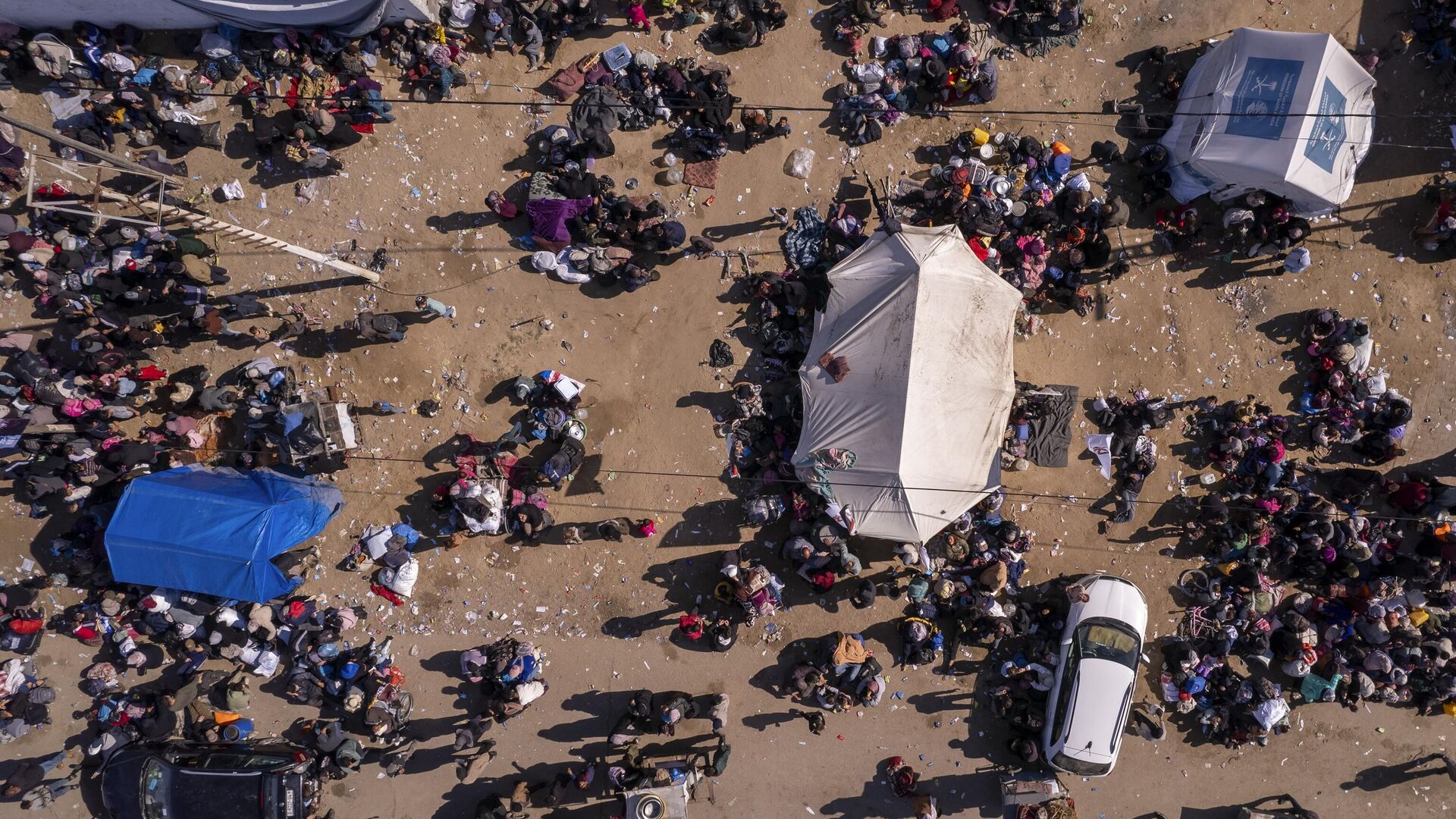 Người dân Palestine tại một trạm kiểm soát trên phố Al-Rashid đang chờ trở về nhà ở phía bắc Dải Gaza - Sputnik Việt Nam, 1920, 16.09.2025