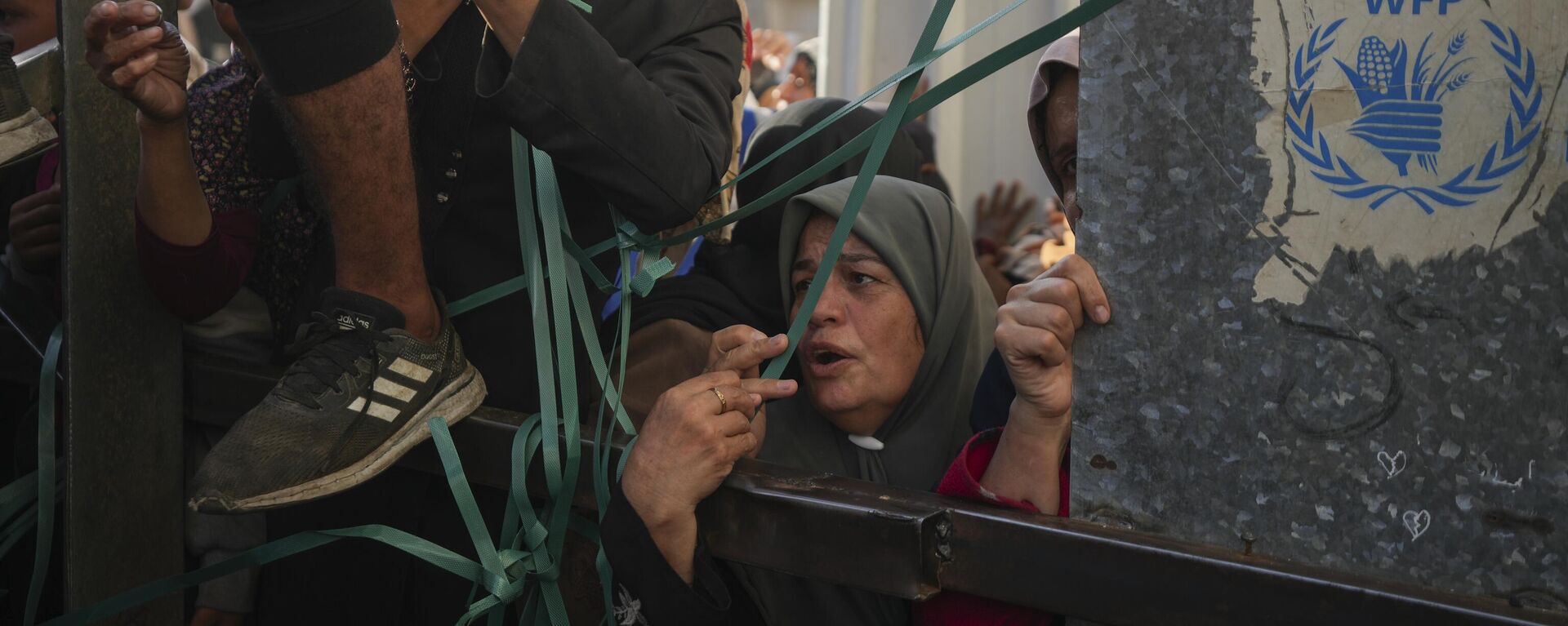 Mọi người xếp hàng bên ngoài một tiệm bánh để nhận phần bánh mì của mình ở Deir al-Balah, Dải Gaza - Sputnik Việt Nam, 1920, 13.09.2025