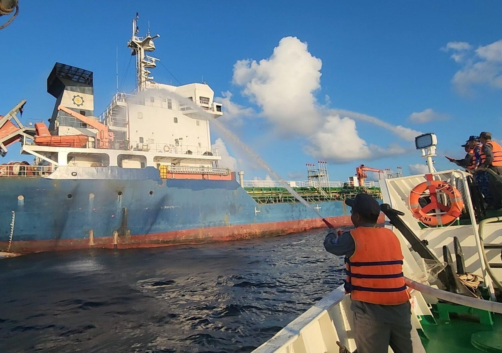 17 giờ 15 phút ngày 8/8/2025, tàu KN 210 đã tiếp cận hiện trường, phun vòi rồng dập lửa và khống chế đám cháy bước đầu. 17 giờ 15 phút ngày 8/8/2025, tàu KN 210 đã tiếp cận hiện trường, phun vòi rồng dập lửa và khống chế đám cháy bước đầu. - Sputnik Việt Nam, 1920, 09.08.2025