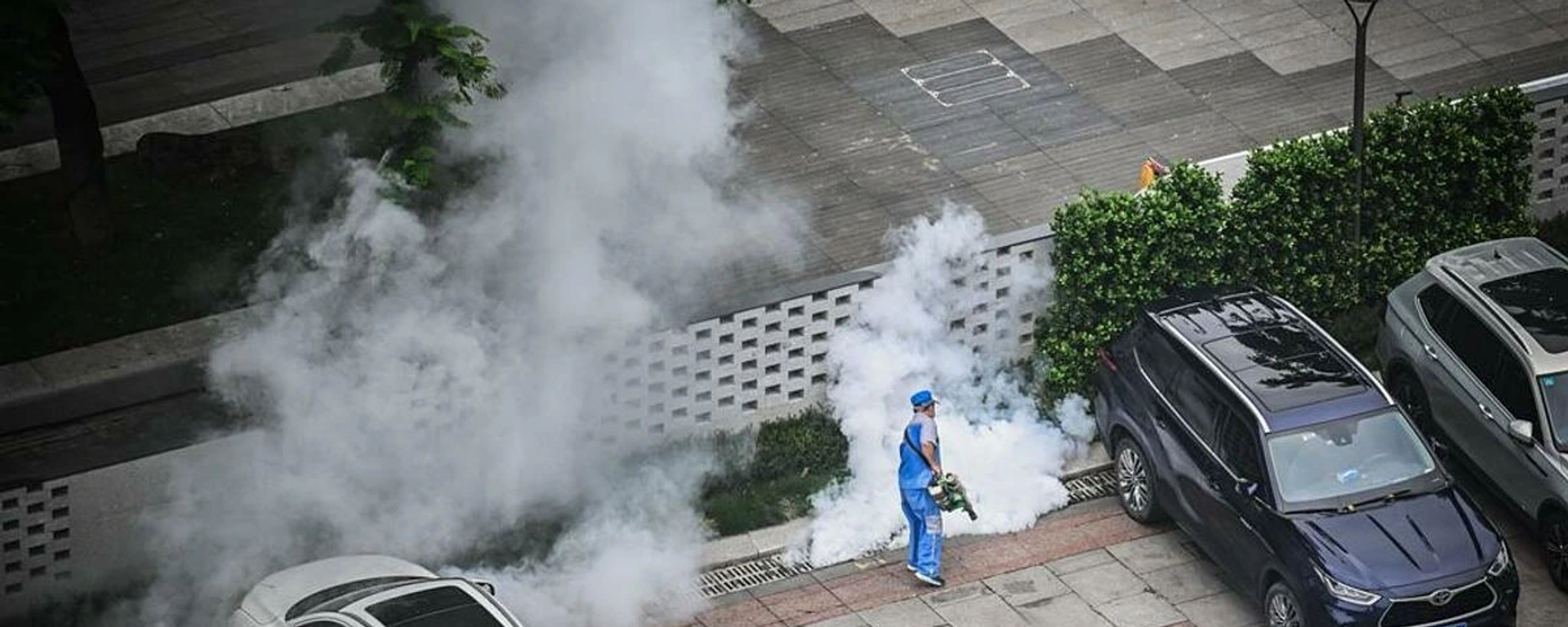 Nhân viên y tế phun thuốc diệt muỗi tại sân để xe của một tòa nhà ở Trung Quốc Nhân viên y tế phun thuốc diệt muỗi tại sân để xe của một tòa nhà ở Trung Quốc - Sputnik Việt Nam, 1920, 10.08.2025
