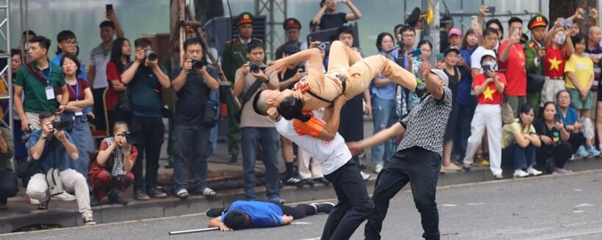 Đại úy Nguyễn Phương Thảo trình diễn một mình hạ gục một lúc nhiều đối tượng gây mất trật tự công cộng với vũ khí nguy hiểm - Sputnik Việt Nam, 1920, 11.08.2025