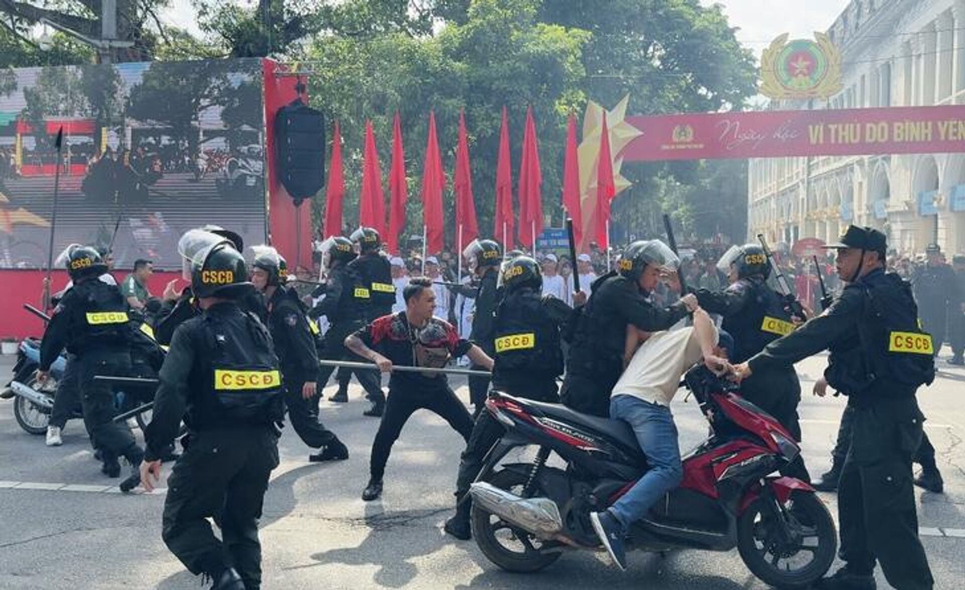 Nhận được tin báo, lãnh đạo Công an TP Hà Nội lập tức chỉ đạo lực lượng triển khai đội hình trấn áp - Sputnik Việt Nam, 1920, 11.08.2025