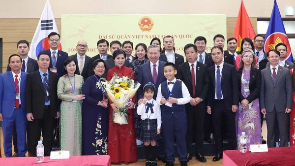 Tổng Bí thư Tô Lâm gặp gỡ cán bộ Đại sứ quán và cộng đồng người Việt Nam tại Hàn Quốc - Sputnik Việt Nam