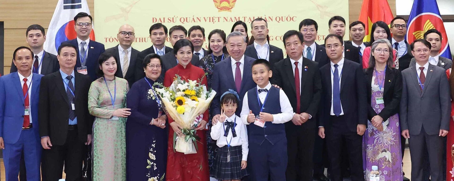 Tổng Bí thư Tô Lâm gặp gỡ cán bộ Đại sứ quán và cộng đồng người Việt Nam tại Hàn Quốc - Sputnik Việt Nam, 1920, 11.08.2025