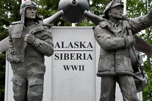 Tượng đài phi công Liên Xô và Mỹ tại Griffin Park, Fairbanks, kỷ niệm chương trình Lend-Lease thời Thế chiến II - Sputnik Việt Nam