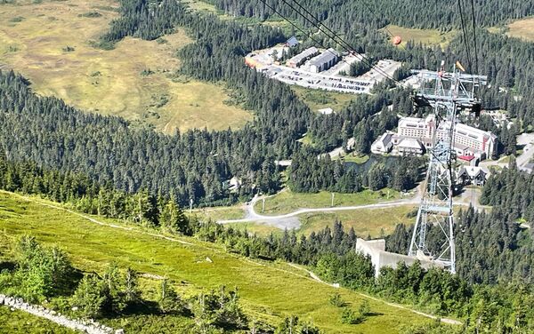 Khách sạn Alyeska Resort tại thị trấn nghỉ dưỡng Girdwood – nơi truyền thông cho rằng cuộc gặp giữa Tổng thống Nga Vladimir Putin và Tổng thống Mỹ Donald Trump có thể diễn ra vào ngày 15 tháng 8 - Sputnik Việt Nam
