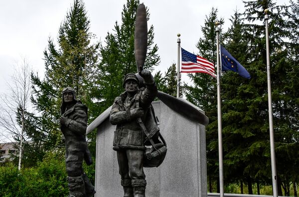 Tượng đài phi công Liên Xô và Mỹ tại Griffin Park, Fairbanks, kỷ niệm chương trình Lend-Lease thời Thế chiến II - Sputnik Việt Nam