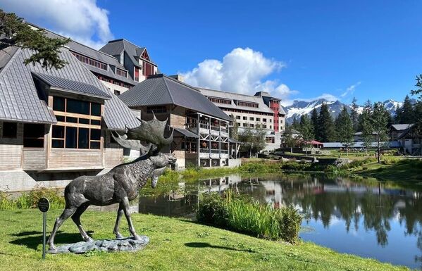 Khách sạn Alyeska Resort tại thị trấn nghỉ dưỡng Girdwood – nơi truyền thông cho rằng cuộc gặp giữa Tổng thống Nga Vladimir Putin và Tổng thống Mỹ Donald Trump có thể diễn ra vào ngày 15 tháng 8 - Sputnik Việt Nam