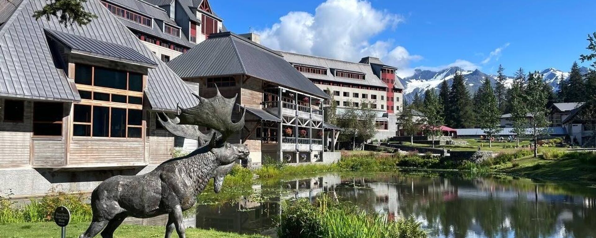 Khách sạn Alyeska Resort tại thị trấn nghỉ dưỡng Girdwood – nơi truyền thông cho rằng cuộc gặp giữa Tổng thống Nga Vladimir Putin và Tổng thống Mỹ Donald Trump có thể diễn ra vào ngày 15 tháng 8 - Sputnik Việt Nam, 1920, 15.08.2025