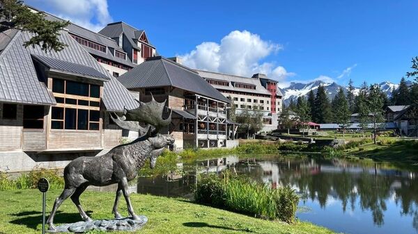 Khách sạn Alyeska Resort tại thị trấn nghỉ dưỡng Girdwood – nơi truyền thông cho rằng cuộc gặp giữa Tổng thống Nga Vladimir Putin và Tổng thống Mỹ Donald Trump có thể diễn ra vào ngày 15 tháng 8 - Sputnik Việt Nam
