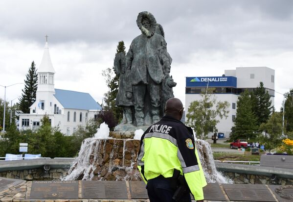 Cảnh sát đứng gần tượng đài những người định cư đầu tiên tại Alaska, trên bờ sông Chena và quảng trường Golden Heart, Fairbanks - Sputnik Việt Nam