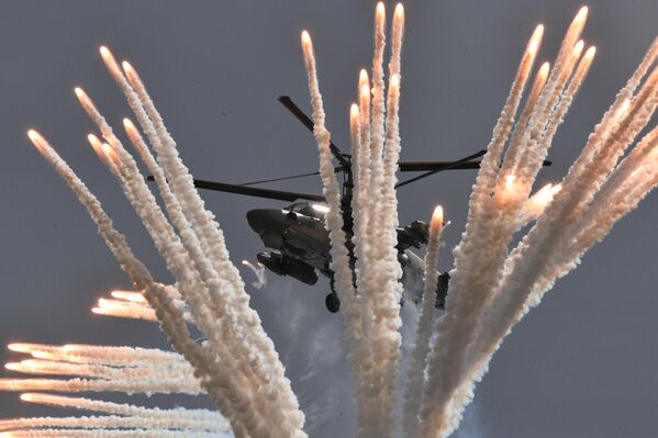 Trực thăng Ka-52 &quot;Alligator&quot; tham gia chương trình bay biểu diễn trong khuôn khổ diễn đàn &quot;Army-2021&quot; tại Kubinka - Sputnik Việt Nam