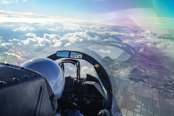 Phi công lái máy bay tiêm kích Su-27 trong buổi diễn tập chiến thuật - bay huấn luyện của liên đội hàng không hỗn hợp thuộc Lực lượng Không quân - Phòng không Quân khu Nam tại vùng Krasnodar - Sputnik Việt Nam