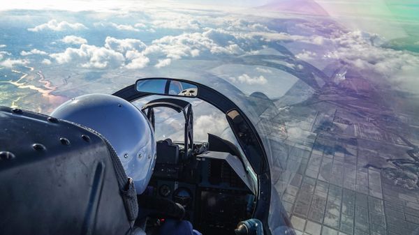 Пилот истребителя СУ-27 во время летно-тактических учений смешанного авиационного соединения армии ВВС и ПВО ЮВО в Краснодарском крае - Sputnik Việt Nam