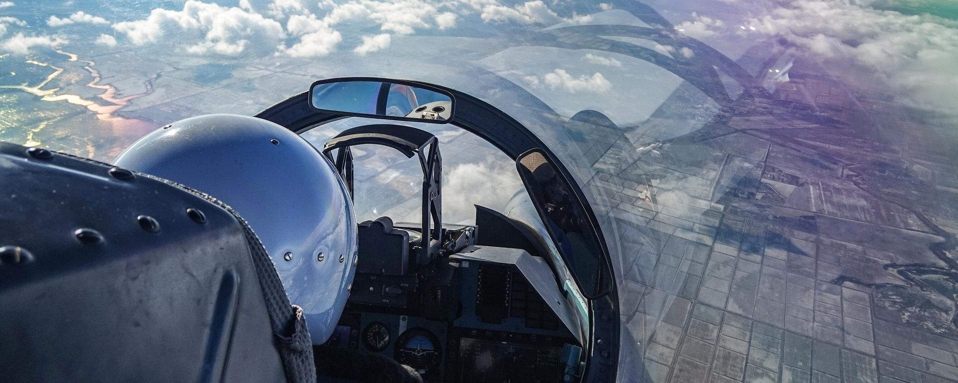 Phi công lái máy bay tiêm kích Su-27 trong buổi diễn tập chiến thuật - bay huấn luyện của liên đội hàng không hỗn hợp thuộc Lực lượng Không quân - Phòng không Quân khu Nam tại vùng Krasnodar - Sputnik Việt Nam, 1920, 12.08.2026