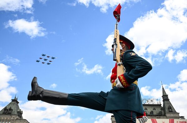 Đội hình &quot;Kim cương Cuba&quot; gồm các máy bay tiêm kích MiG-29 và Su-30SM của các đội bay biểu diễn &quot;Hiệp sĩ Nga&quot; và &quot;Chim én&quot; trong lễ duyệt binh tại Quảng trường Đỏ, Moskva, kỷ niệm 80 năm ngày Chiến thắng trong Chiến tranh Vệ quốc Vĩ đại - Sputnik Việt Nam