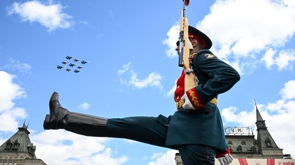 Строй Кубинский бриллиант из истребителей МиГ-29 и Су-30СМ пилотажных групп Русские витязи и Стрижи на военном параде на Красной площади в Москве, посвященном 80-летию Победы в Великой Отечественной войне - Sputnik Việt Nam