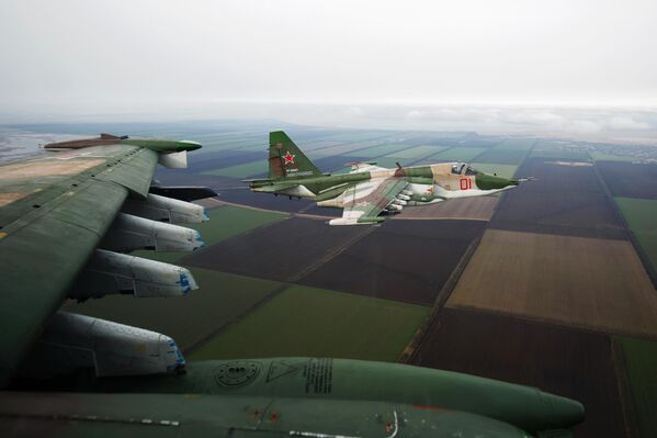 Các máy bay tấn công Su-25 trong buổi diễn tập chiến thuật - bay huấn luyện tại vùng Krasnodar - Sputnik Việt Nam
