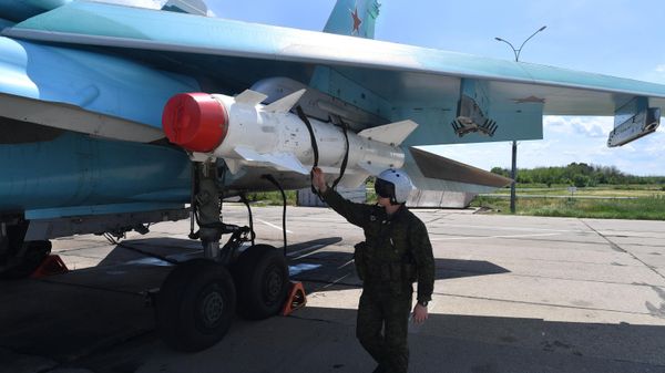 Kiểm tra máy bay tiêm kích-ném bom Su-34 của Lực lượng Không quân - Vũ trụ Nga trước khi cất cánh tham gia chiến dịch quân sự đặc biệt - Sputnik Việt Nam