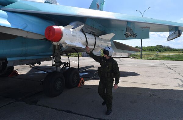 Kiểm tra máy bay tiêm kích-ném bom Su-34 của Lực lượng Không quân - Vũ trụ Nga trước khi cất cánh tham gia chiến dịch quân sự đặc biệt - Sputnik Việt Nam