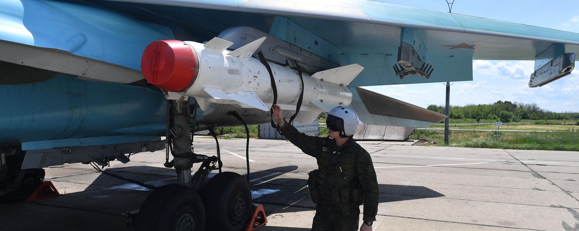Kiểm tra máy bay tiêm kích-ném bom Su-34 của Lực lượng Không quân - Vũ trụ Nga trước khi cất cánh tham gia chiến dịch quân sự đặc biệt Kiểm tra máy bay tiêm kích-ném bom Su-34 của Lực lượng Không quân - Vũ trụ Nga trước khi cất cánh tham gia chiến dịch quân sự đặc biệt - Sputnik Việt Nam, 1920, 05.08.2026