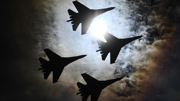 Các thành viên đội bay biểu diễn Hiệp sĩ Nga (Su-35S) trong chương trình bay biểu diễn khai mạc diễn đàn kỹ thuật quân sự quốc tế Army-2022 tại Kubinka - Sputnik Việt Nam