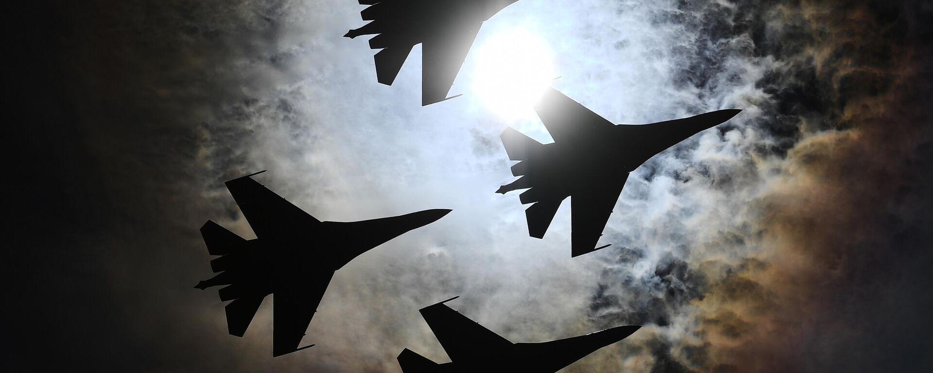 Các thành viên đội bay biểu diễn Hiệp sĩ Nga (Su-35S) trong chương trình bay biểu diễn khai mạc diễn đàn kỹ thuật quân sự quốc tế Army-2022 tại Kubinka - Sputnik Việt Nam, 1920, 25.12.2025