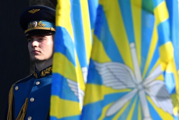 Một quân nhân thuộc Lực lượng Vũ trang Nga tham gia các hoạt động lễ hội kỷ niệm 110 năm ngày thành lập Lực lượng Không quân tại công viên văn hóa - nghỉ dưỡng yêu nước quân đội Nga &quot;Patriot&quot; ở Odintsovo - Sputnik Việt Nam