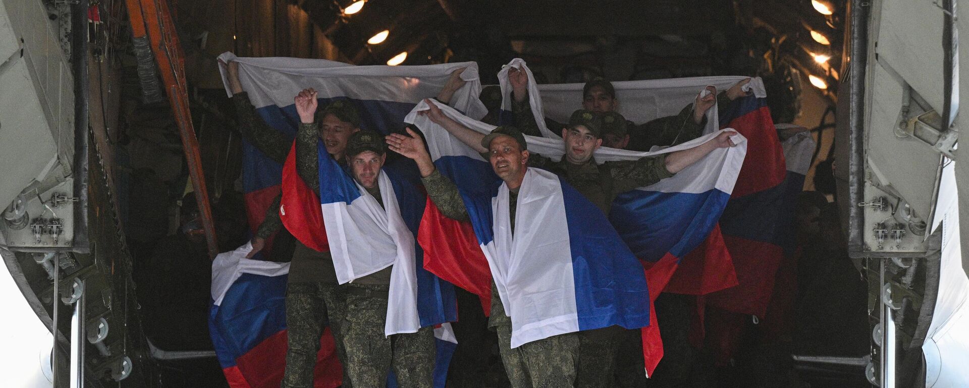 Nga và Ukraina trao đổi tù binh - Sputnik Việt Nam, 1920, 14.08.2025