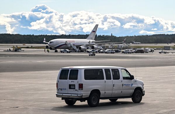 Máy bay Il-96-300 của Đoàn bay chuyên dụng &quot;Rossiya&quot;, cất cánh từ sân bay Vnukovo ở Moskva, đã hạ cánh tại Sân bay quốc tế Ted Stevens Anchorage - Sputnik Việt Nam