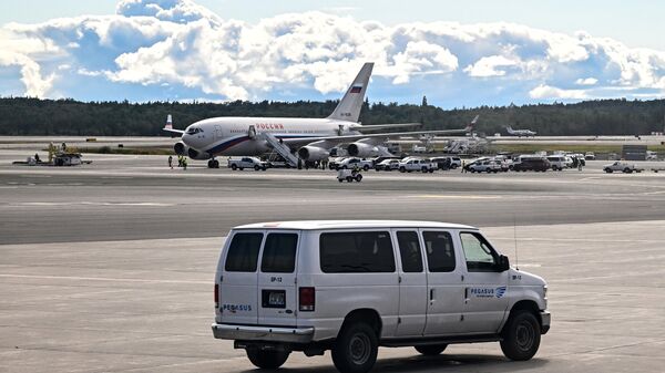 Máy bay Il-96-300 của Đoàn bay chuyên dụng Rossiya, cất cánh từ sân bay Vnukovo ở Moskva, đã hạ cánh tại Sân bay quốc tế Ted Stevens Anchorage - Sputnik Việt Nam