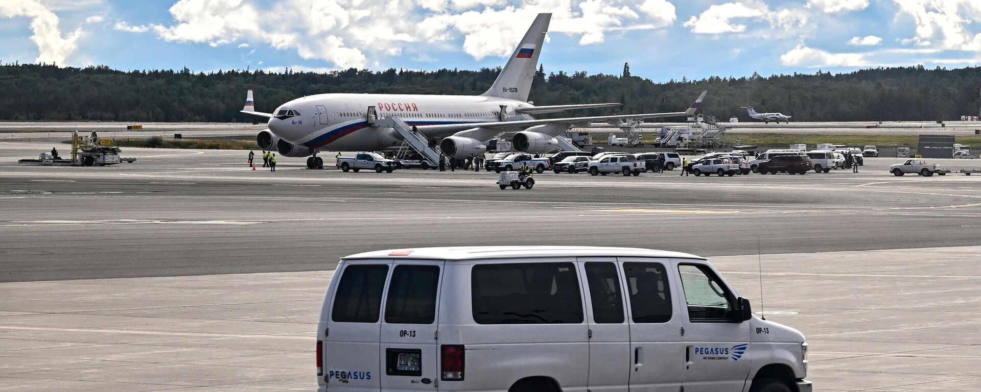 Máy bay Il-96-300 của Đoàn bay chuyên dụng Rossiya, cất cánh từ sân bay Vnukovo ở Moskva, đã hạ cánh tại Sân bay quốc tế Ted Stevens Anchorage - Sputnik Việt Nam, 1920, 15.08.2025