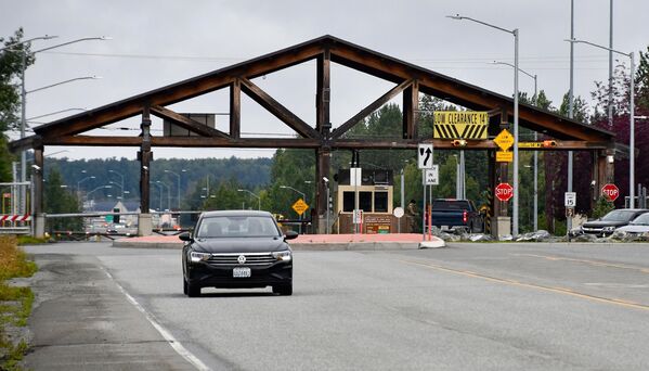 Cổng kiểm soát và kiểm tra của căn cứ quân sự Mỹ &quot;Elmendorf-Richardson&quot; (JBER) tại Anchorage, Alaska. - Sputnik Việt Nam