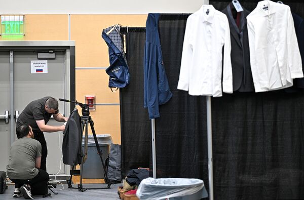 Các nhà báo thuộc đội báo chí Kremlin tại sân vận động Airlines Center đang chuẩn bị cho các cuộc đàm phán Nga - Mỹ - Sputnik Việt Nam