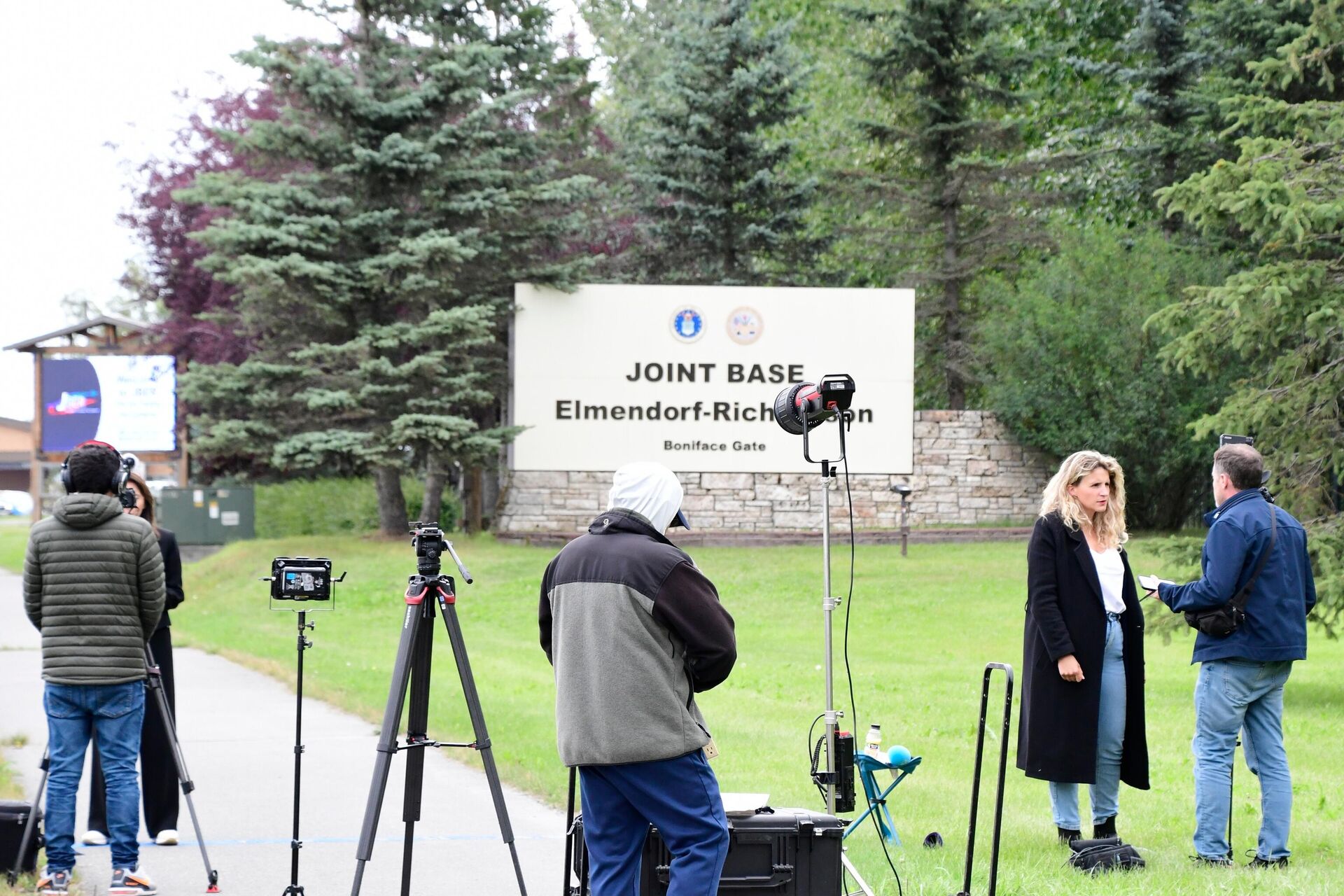 Các nhà báo tại căn cứ quân sự Mỹ Elmendorf-Richardson ở Anchorage, Alaska - Sputnik Việt Nam, 1920, 15.08.2025