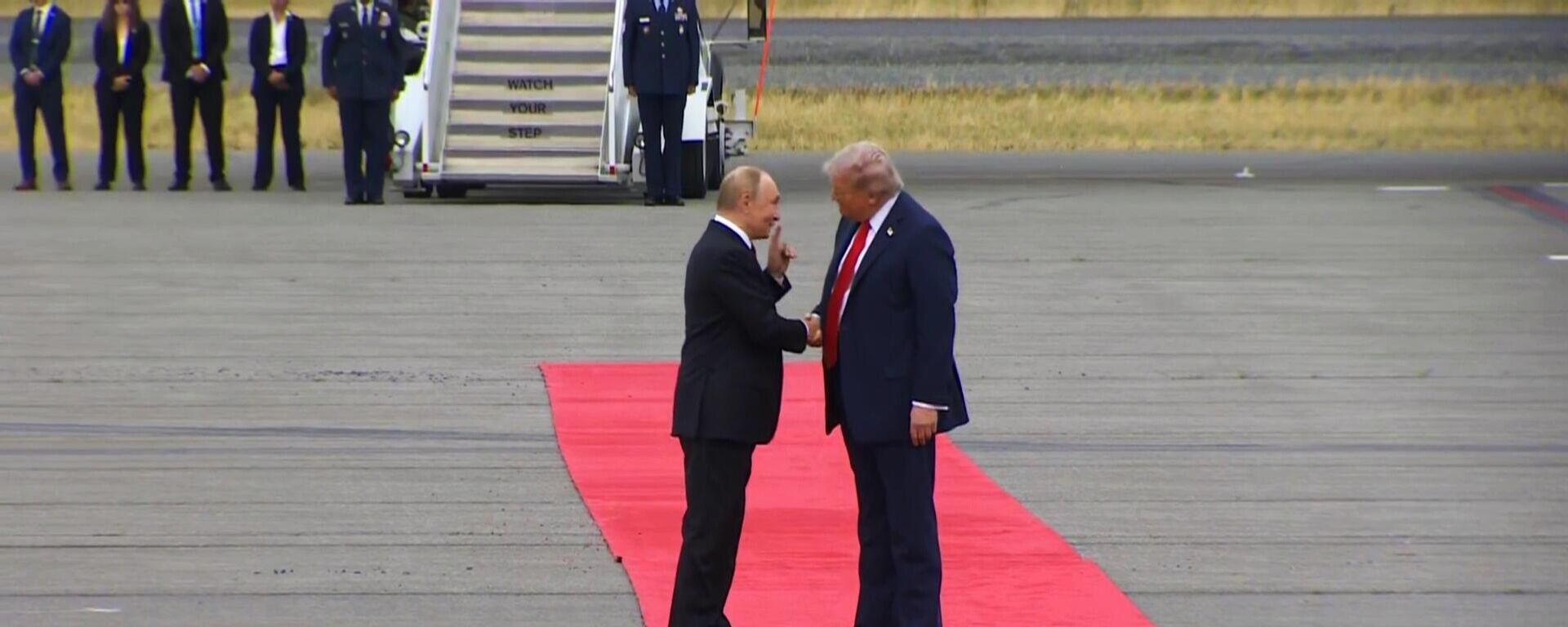 Ông Putin và ông Trump gặp mặt tại sân bay Anchorage - Sputnik Việt Nam, 1920, 17.08.2025