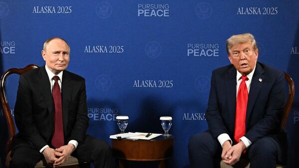 Tổng thống Nga Vladimir Putin và Tổng thống Hoa Kỳ Donald Trump tiến hành hội đàm tại Alaska - Sputnik Việt Nam