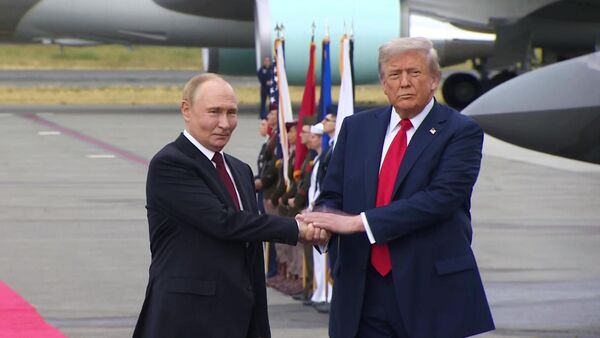  Ông Putin đã tới Alaska để tham dự hội nghị thượng đỉnh với Tổng thống Mỹ Donald Trump - Sputnik Việt Nam