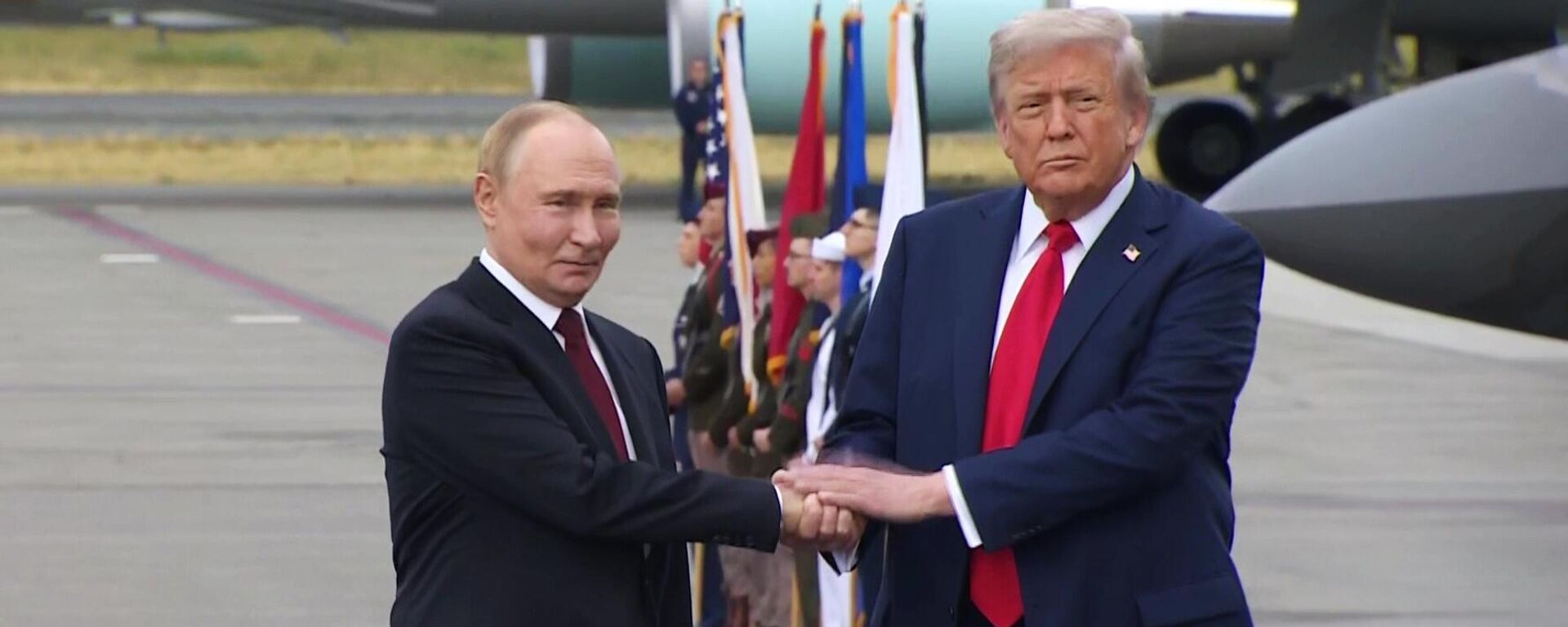  Ông Putin đã tới Alaska để tham dự hội nghị thượng đỉnh với Tổng thống Mỹ Donald Trump - Sputnik Việt Nam, 1920, 20.10.2025