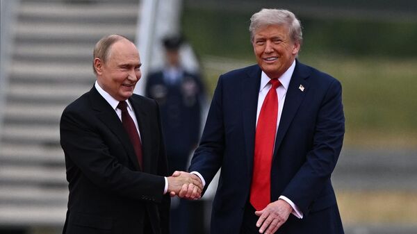  Donald Trump và Vladimir Putin tại Hội nghị thượng đỉnh Alaska - Sputnik Việt Nam