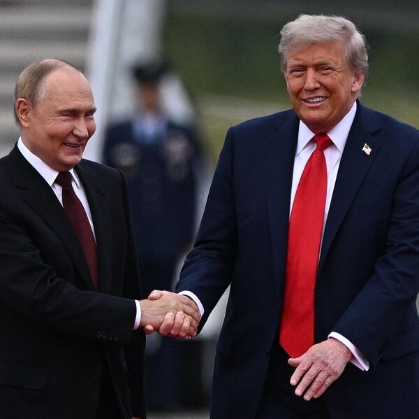  Donald Trump và Vladimir Putin tại Hội nghị thượng đỉnh Alaska - Sputnik Việt Nam