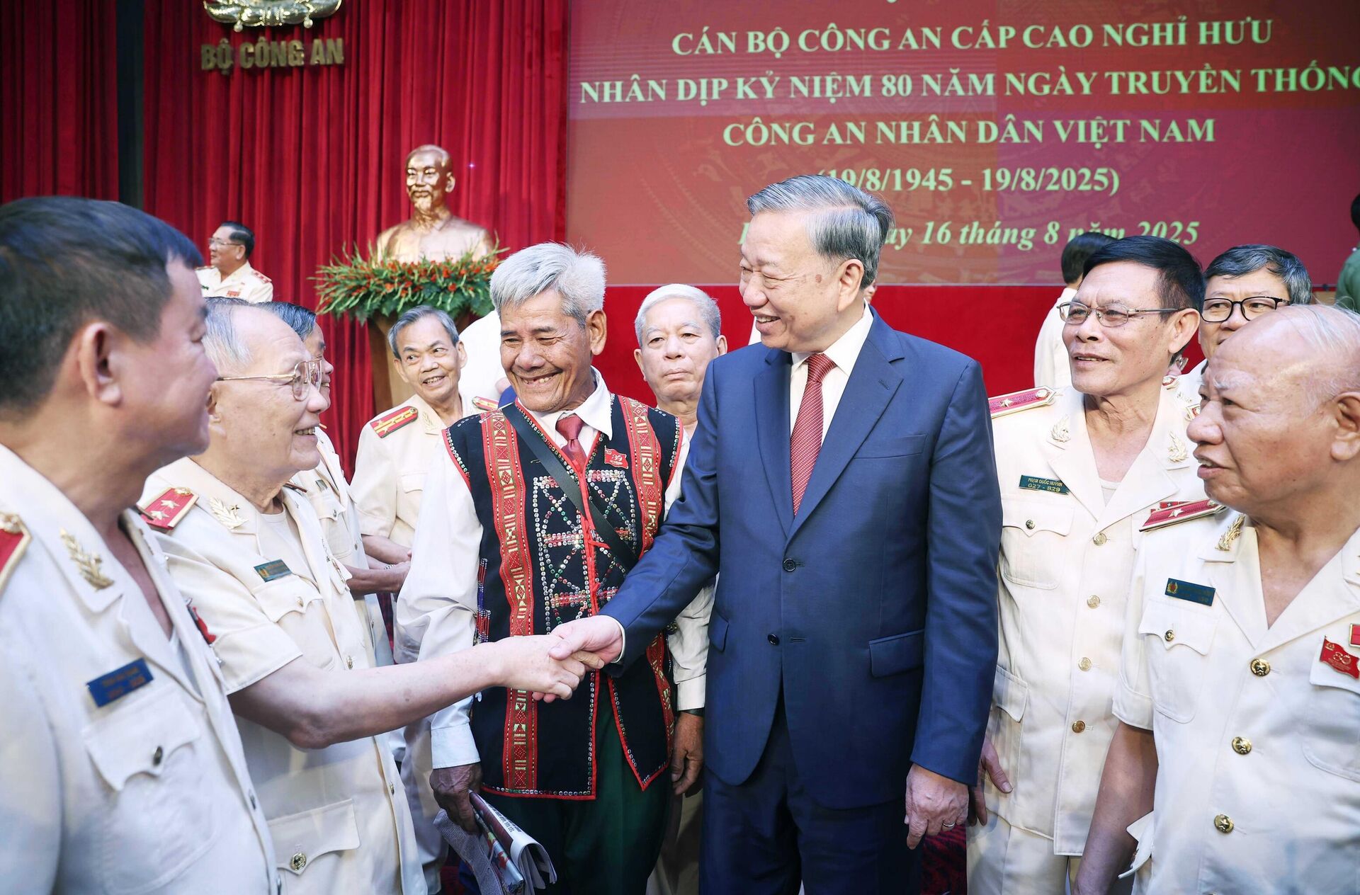 Tổng Bí thư gặp mặt cán bộ Công an cấp cao nghỉ hưu Tổng Bí thư gặp mặt cán bộ Công an cấp cao nghỉ hưu - Sputnik Việt Nam, 1920, 17.08.2025